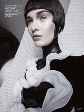 Vogue土耳其-埃琳娜巴特尔斯-后现代主义的时尚，她扮演的角度和看起来几乎像一个雕塑