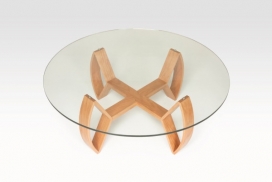 玻璃顶部和木基地圆桌设计