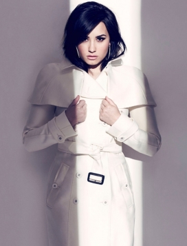 黛咪女神-加拿大时尚杂志8月封面的歌手-展现一个很自由的精神