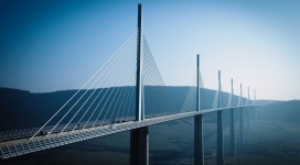 雄伟的高速公路桥