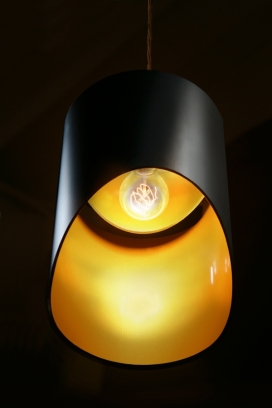 Ned Pendant黑瞳吊灯-灵感来自那些头盔的形式，该灯是采用激光切割，挤压铝管缎粉末涂层和氧化粉末涂层完成