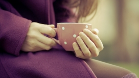 手捧一杯热巧克力咖啡的女人