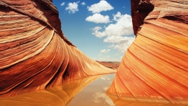 橙色的岩石峭壁洞