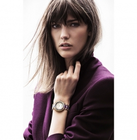 布兰妮-身定做的外衣和女性化的裙装