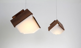 一个全新的阵容几何灯-向我们展示了一个适合手掌大小的展台，采用温暖的木质和软色调混合物中组成