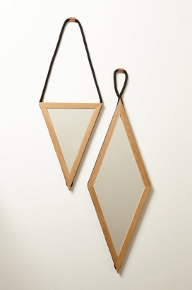 用尼龙绳挂起来的手工橡木镜子