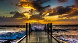 惊涛骇浪的围栏码头