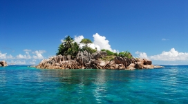 漂亮的海中蓝色岛屿壁纸