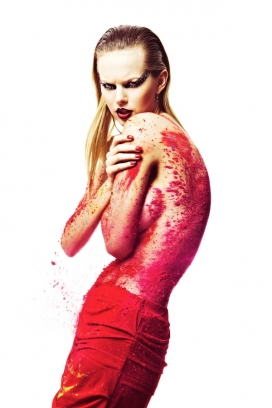 红色“警戒”女郎