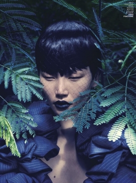 LOfficiel新加坡-深色嘴唇带给人生动形象，足足的时尚东方美女人味