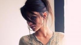 布鲁内特马尾辫女