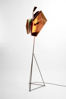 一个新的壮观的照明-由彩色玻璃面板，丰富色调的红宝石，琥珀和珍珠母组合，结合传统现代化铜电镀技术