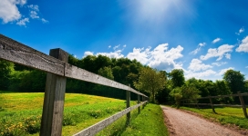 夏天的乡村木质围栏公路