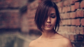 靠近墙边的酷酷女孩