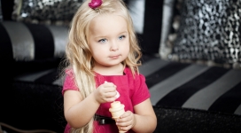 可爱的金发女宝宝壁纸