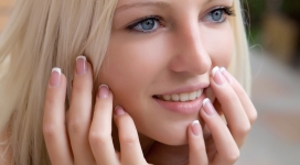 双手托脸的可爱金发女孩