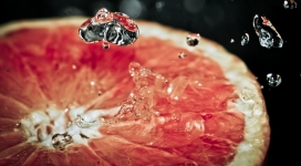 切开的红色柚子