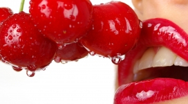 鲜红的樱桃嘴唇
