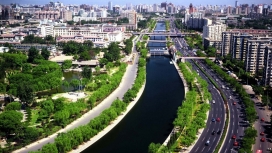 两边绿色植物的护城河