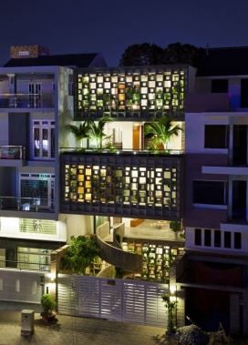 越南胡志明市一半暴露的混凝土空心砌块房屋