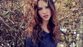 树枝旁边的金发美女