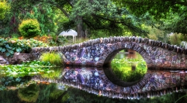 漂亮的绿色石拱桥