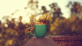 绿色杯子里面飞溅的咖啡