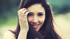 迎风微笑的长发斑点女孩