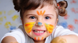 顽皮脸部涂鸦的孩子