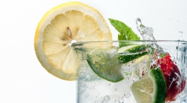 玻璃杯中的冰块与水果饮料