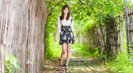 大树荫下的东方美女