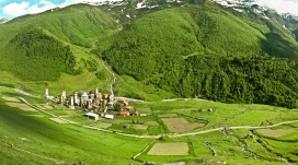 格鲁吉亚斯瓦涅绿色高山下的梯田