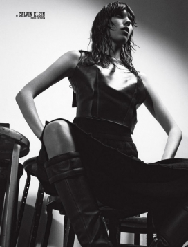 朱莉安娜-精致简约硬朗的女孩