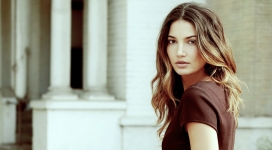 回头的金发美女-摩德里奇