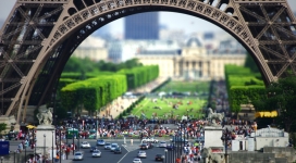 艾菲尔铁塔的底部