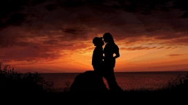 秘爱-夕阳下亲吻情侣的椅子