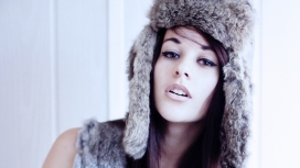 带厚厚帽子的女人