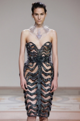 带磁铁的连衣裙-荷兰时装设计师打造一双礼服灵感来自于大自然，服装注意通过磁性的力量吸引和排斥连接在一起
