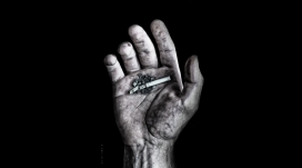 吸烟有害健康-手掌中的烟灰