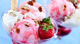 草莓冰淇淋