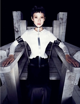 陶冈本-细腻大胆的配饰，孤僻怪异的拍摄