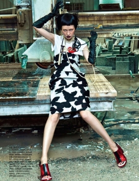 王晓-沉重的碎花衣服，黄金首饰和前卫的发型