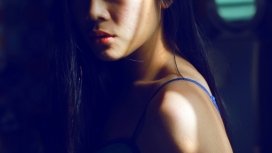 蓝色吊带的女人