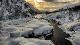 壮丽的冬季河