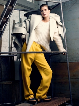 波兰美女宁静演绎阳刚风格的超大件服装秀