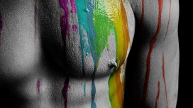 涂料喷溅在躯干肌肉