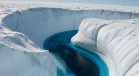 格陵兰岛的冰峡谷