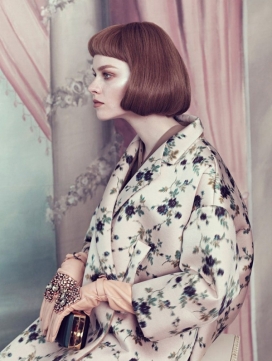 埃琳娜伦迪纳-非洲之旅,用生动的豹纹图像来展示一种复古的感觉