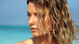 漂亮的金发女郎肖像