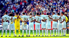 足球队比赛前手拉手团队背面